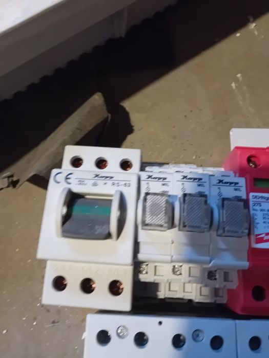 Rozdzielnica odgromniki różnicówka wyłącznik  kontrola faz transformat