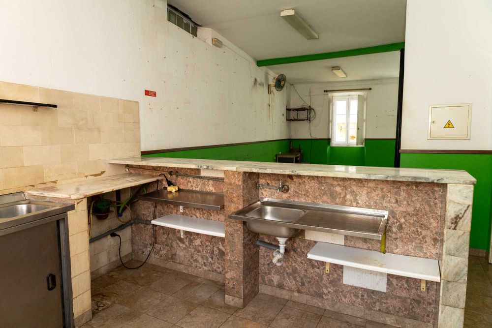 Arrenda-se Piso Inteiro com varanda e saguão