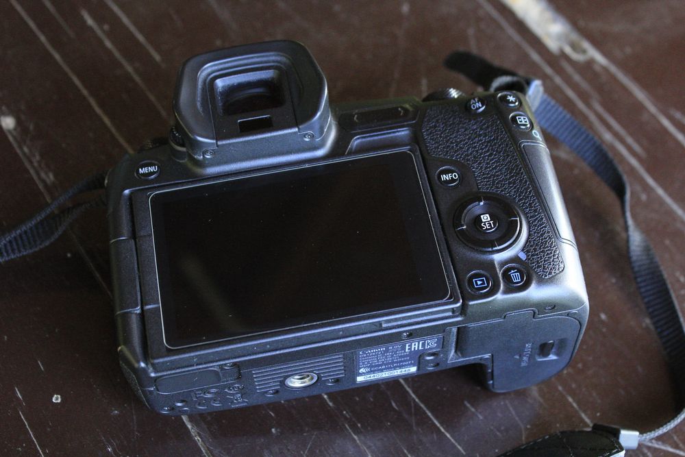 Продам Canon eos R