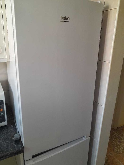 Sprzedam 1 miesięczną lodówkę Beko
