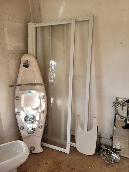 Material de casa de banho usado – duche, bidé, espelho e torneira