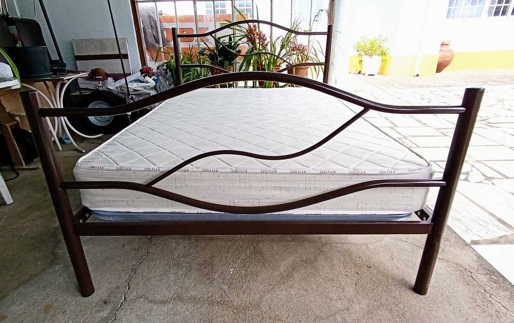 Cama de casal em ferro tubular leve resistente