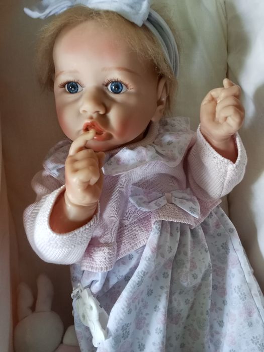 Boneca bebe reborn com alcofa