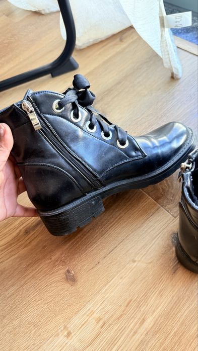 Botas pretas em pele com pérolas