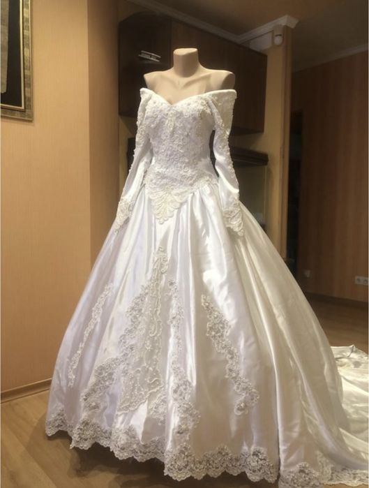 Вінтажна бальна весільна сукня розшита з шлейфом