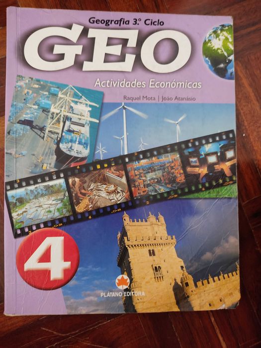 Livros escolares de diferentes anos de ensino e disciplinas