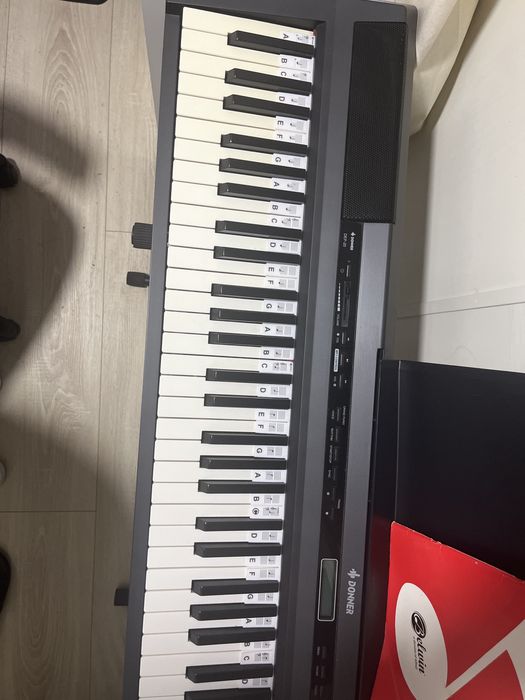 Piano Digital Donner DEP-20 - 88 teclas, pedal , fonte, livro , cabo