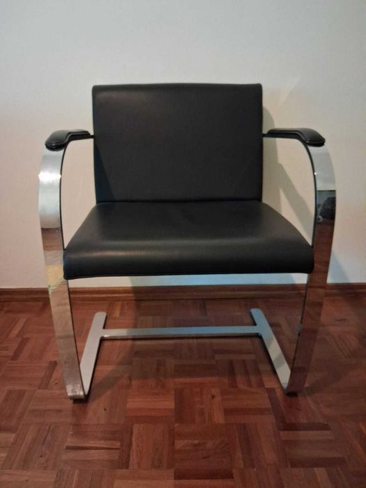 Cadeira cantilever com braços, modelo Brno da Knoll