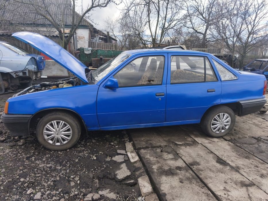 Opel Kadett по запчастинах.