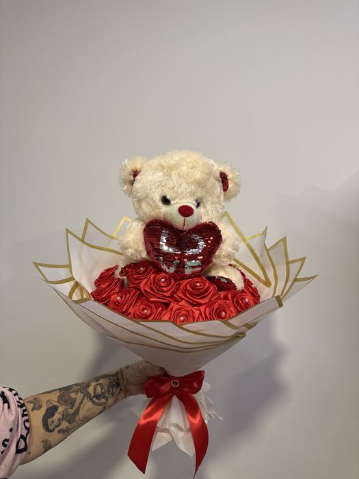 Arranjo de flores de cetim com peluche