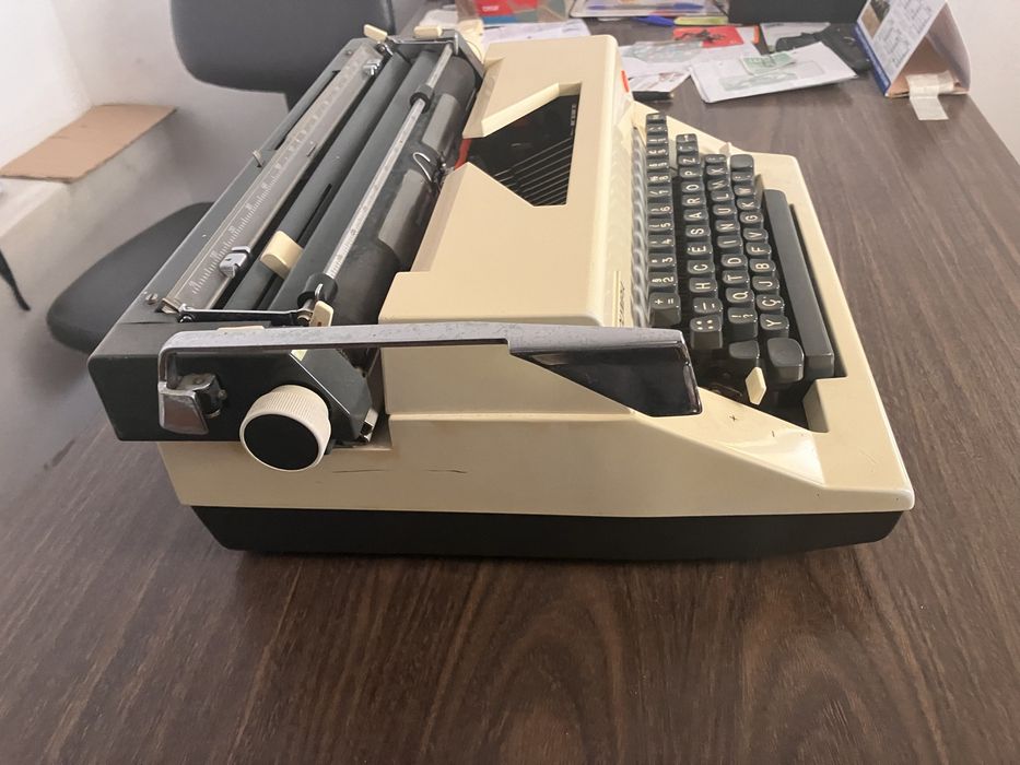 Máquina de escrever antiga Olympia