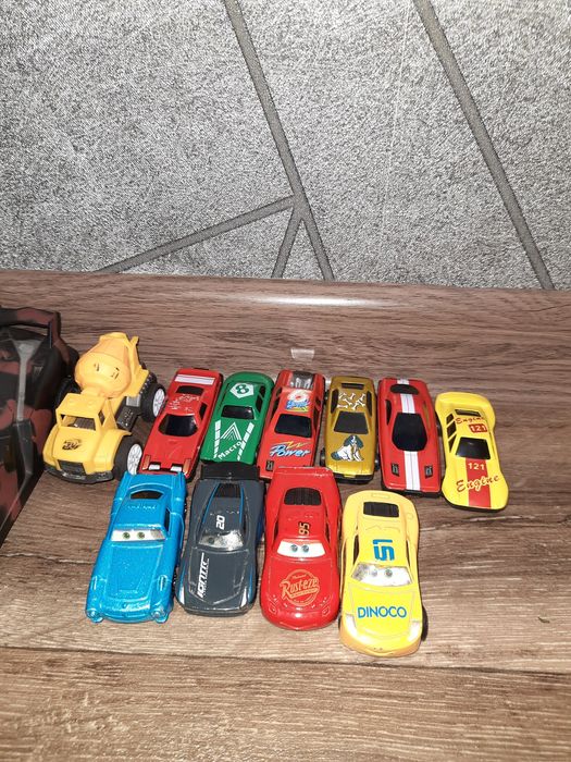 Іграшкові машинки металеві та пластмасові