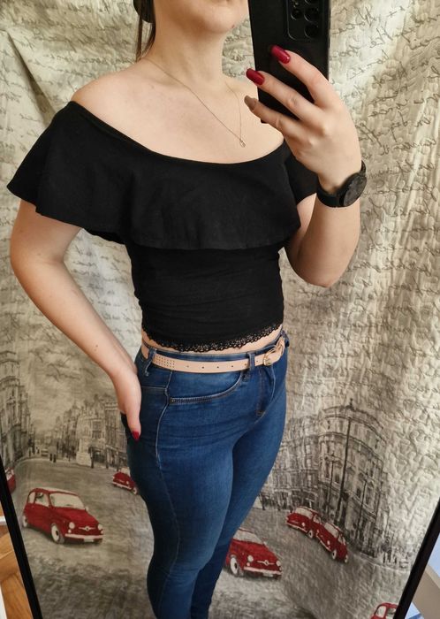 Bluzka hiszpanka z odkrytymi ramionami Bershka koronka crop top