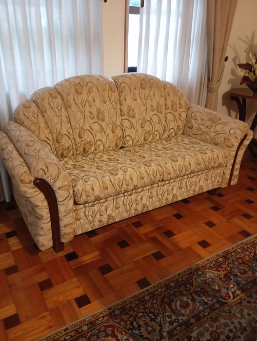 Vendo este sofá muito bonito bom estado