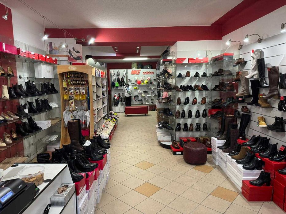 Sprzedam wyposażenie sklepu obuwniczo-odzieżowego