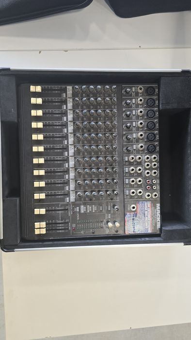 Mesa de Mistura Mackie (12 canais)
