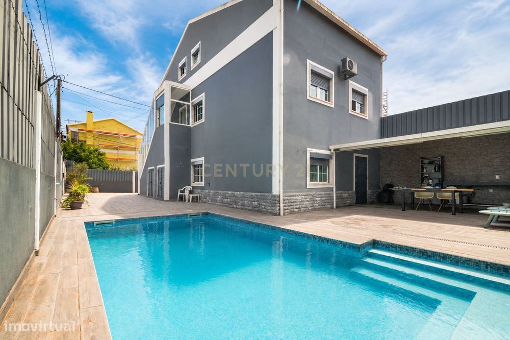 T4 Detached House with Swimming Pool and Multifunctional Garage Near Colinas do Cruzeiro