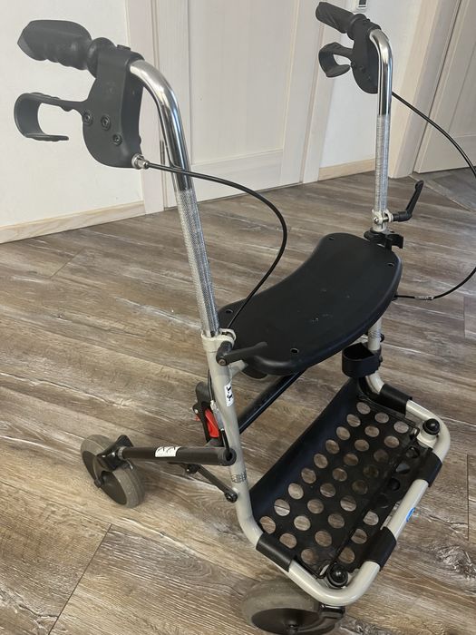 Ходунки для инвалидов.