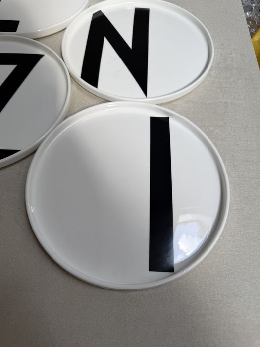 Zestaw talerzy Design Letters Arne Jacobsen