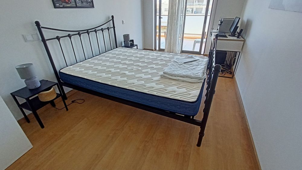 Com estrado e colchão incluído.
Oferta 2 mesas de cabeceira e 2 candeeiros
Com estrado e colchão incluído.
Oferta 2 mesas de cabeceira e 2 candeeiros