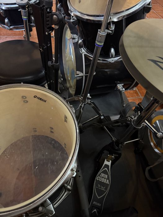 Set Completo Bateria Yamaha Gigmaker + Pratos Zildjian ZBT + Acessórios (Pronta a Tocar!)