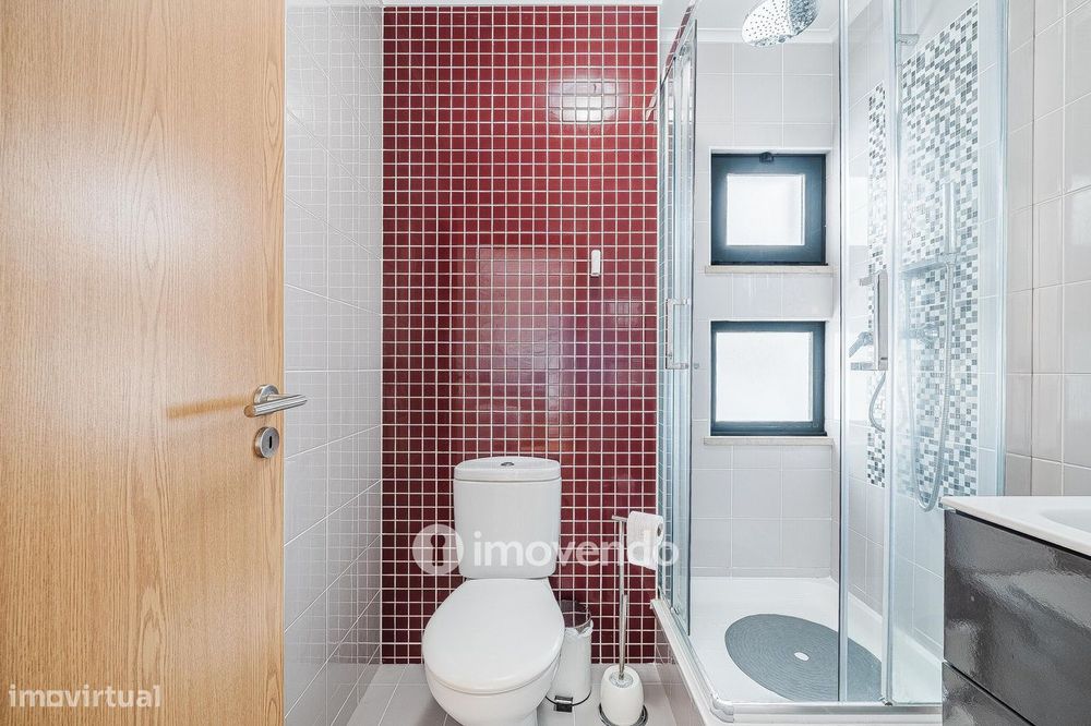 Apartamento T3, com estacionamento e terraço, em Loures