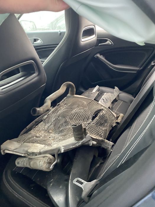 Venda de salvados ou em peças - Mercedes GLA 180d