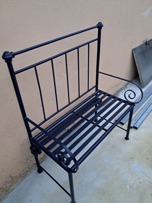 Bancos em ferro forjado para jardim.