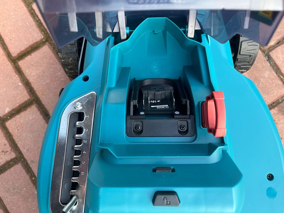 Kosiarka akumulatorowa 33cm 1x5Ah Makita DLM330ST