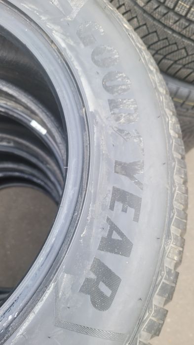 255 60 18 Goodyear UltraGrip 8 Performance
