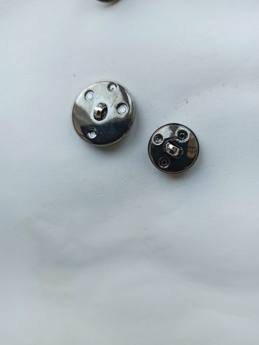 Резинка кругла. Диаметр 2 та 3 мм. Гудзики металопластикові.