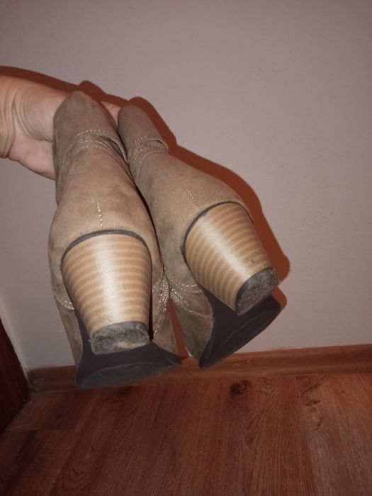 Botki damskie wiosenno -jesienne na obcasie.