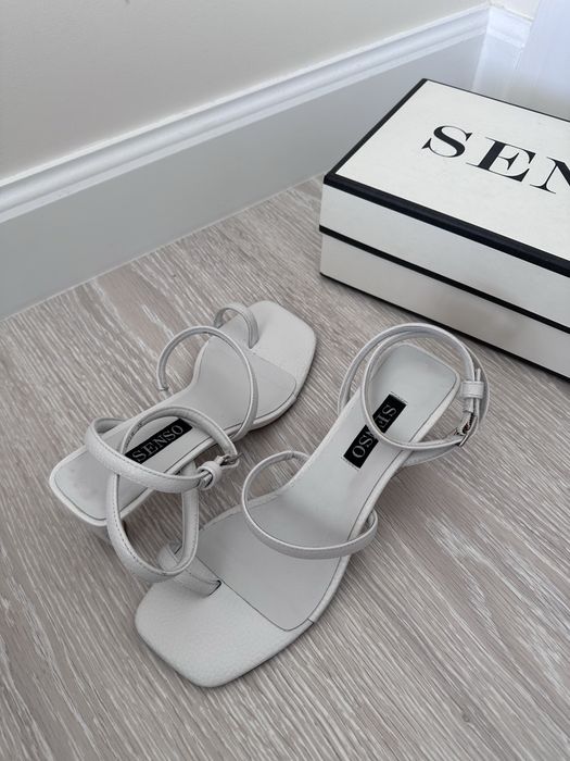 Білі босоніжки сандалі Senso