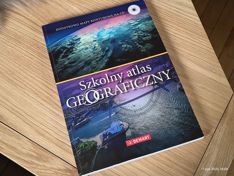 "Szkolny atlas geograficzny" wydawnictwa Demart z płytą CD