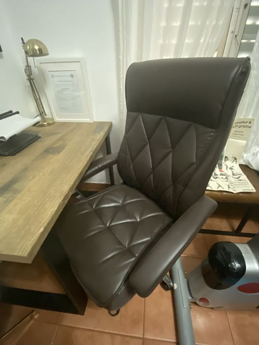 Secretaria robusta e cadeira