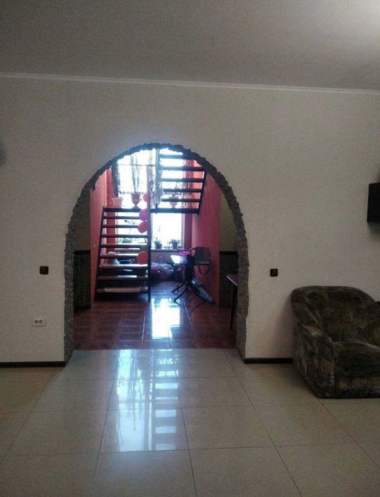 Гарний просторий будинок у передмісті Одеси