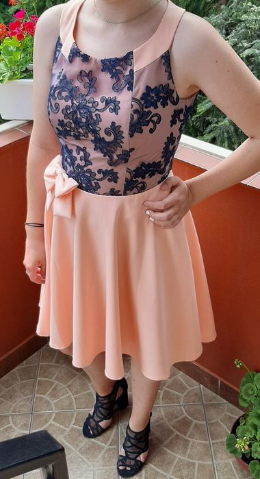 Elegancka sukienka z koronką