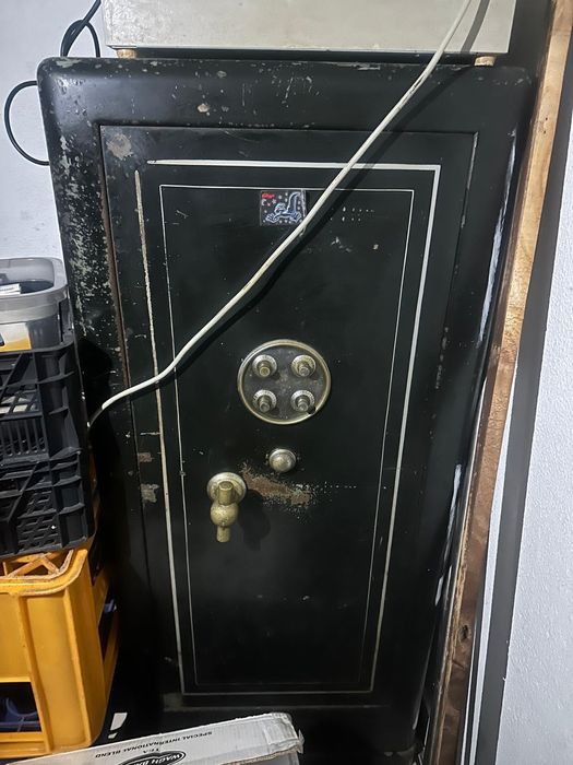 Cofre antigo grande, com chaves originais