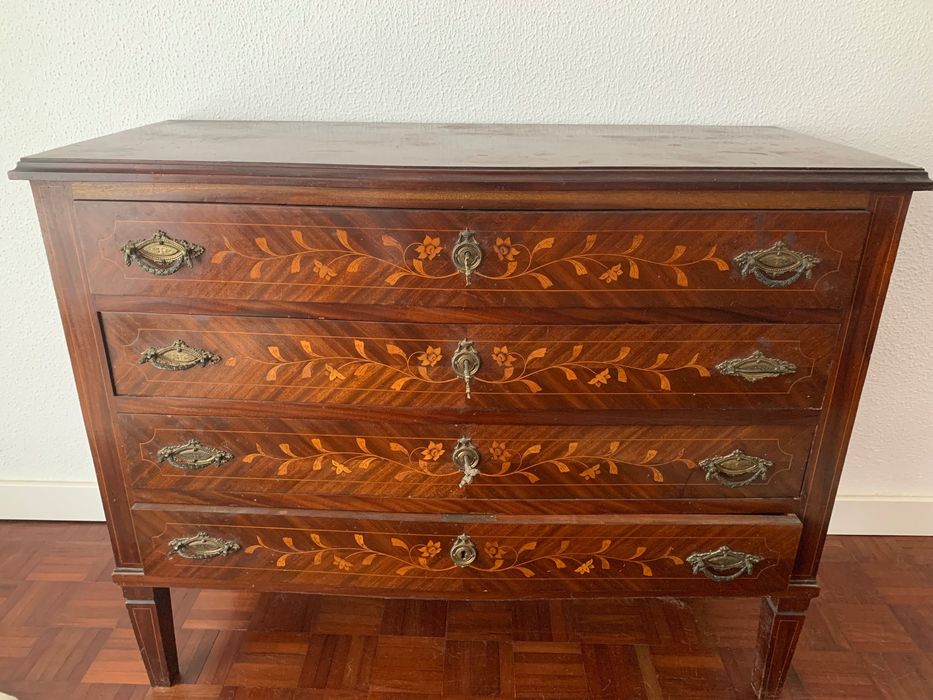 Mesas de cabeceira e cómoda estilo D. Maria