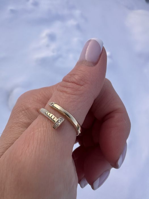 Золота каблучка кольцо з діамантами у стилі cartier