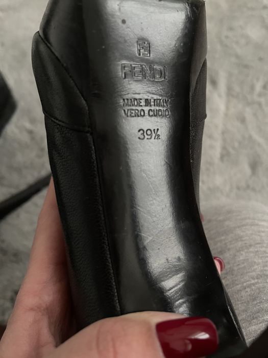 Женские кожаные туфли FENDY