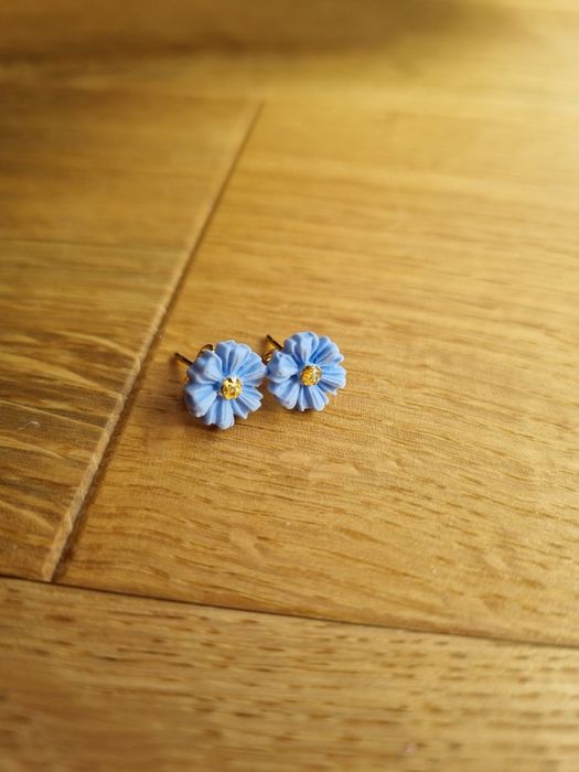 Kolczyki mini kwiatuszki błękitne iceblue minimalistyczne wiosennee