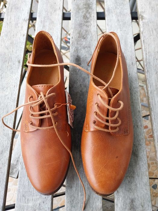 Sapatos em pele camel