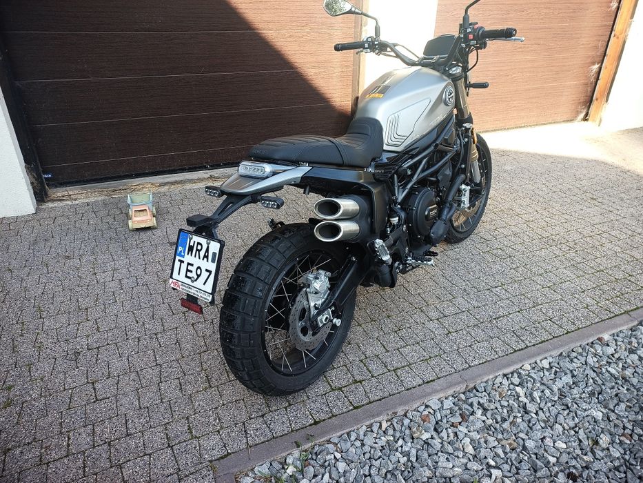 Piękny Benelli Leoncino 800 Trail