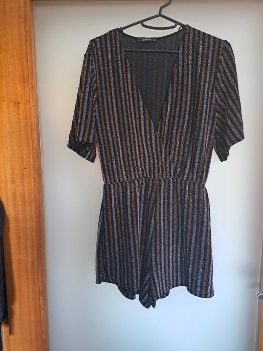 Macacão calção em tons prateado, dourado e preto