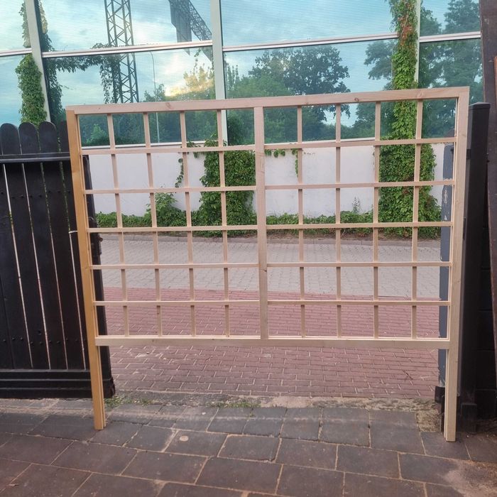 Płotek ażurowy pergola ogrodzenie na pnącza winogrono róża bluszcz