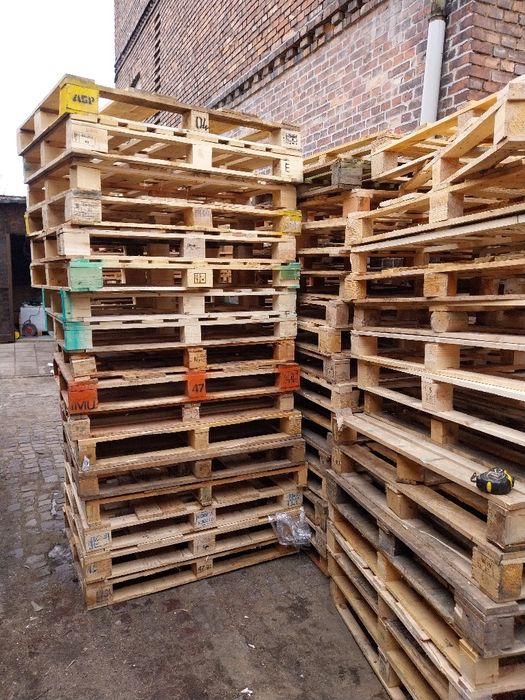 Palety drewniane dobre i uszkodzone.