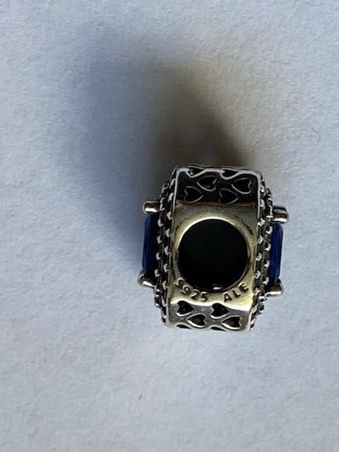 Charms Pandora w pudelku
