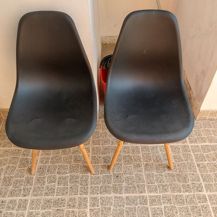 4 cadeiras de estilo Eames com base de madeira no estilo nórdico