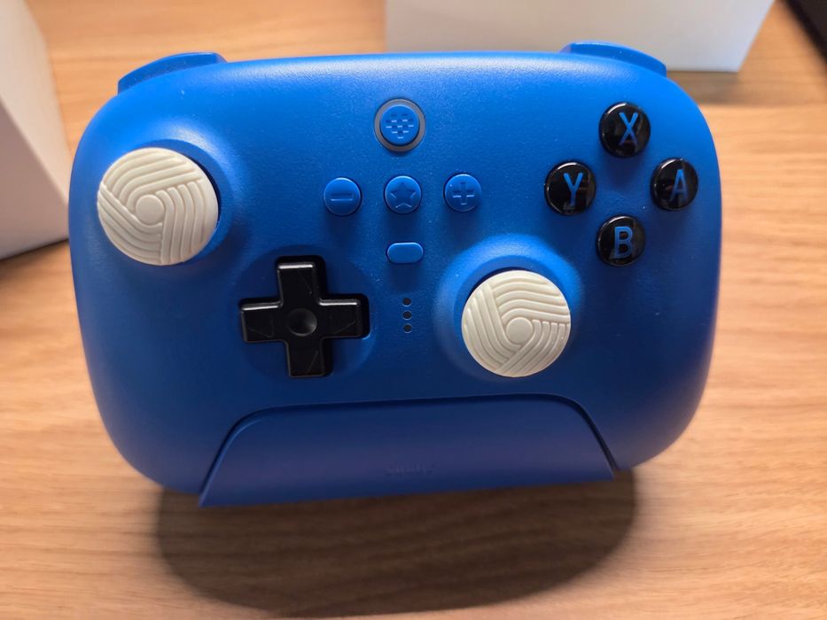 8BitDo Ultimate Bluetooth Controller + Stacja Dokująca Niebieski Stan BDB